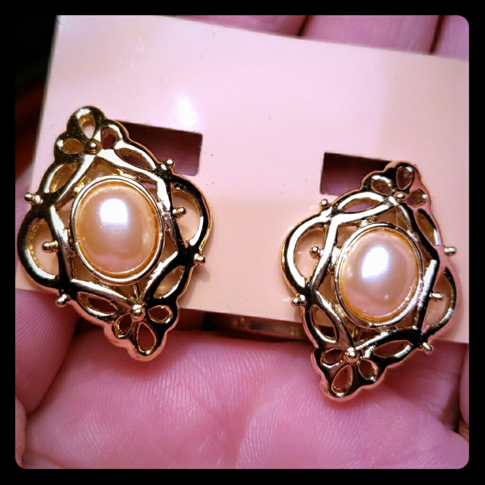 Vint goldtone filgree faux pearl earrings & brooch